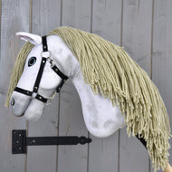 Hobby Horse Victory con cavezza nera - taglia M di Hobby Horse LarDen, con testa bianca in peluche, lunga criniera in filato giallo e cavezza nera, ispirato a una giumenta andalusa.