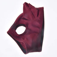 Maschera da cavallo Barn Red di Hobby Horse LarDen con foro per l’orecchio e parte superiore appuntita, mostrata su sfondo bianco.