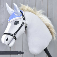 Hobby Horse LarDen Cuffia Viola Chiaro mostrata su un Hobby Horse di peluche con corpo grigio chiaro, criniera bianca e briglia nera, su sfondo in legno.
