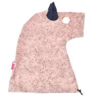 Tuta protettiva Hobby Horse Cosmos (Lycra) di Hobby Horse LarDen rosa con motivi, con un orecchio blu navy, un'apertura per l'orecchio e un'etichetta del marchio rosa sul lato, progettata per adattarsi alla testa del tuo Hobby Horse.