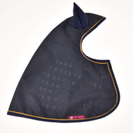 Elegante cuffia per orecchie da cavallo in rete scura di Hobby Horse LarDen, con bordo blu navy, finitura dorata, due orecchie in tessuto ed etichetta rosa. Si abbina perfettamente all'Impermeabile Crone o ad altri accessori Hobby Horse LarDen.