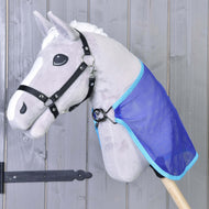 Giocattolo Hobby Horse LarDen grigio con briglia nera e criniera bianca che indossa una mantella Coperta anti-insetti blu. Il cavallo ha occhi in stile cartoon ed è montato davanti a una parete di legno.