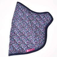 Coperta Flower di Hobby Horse LarDen, coperta trapuntata per Hobby Horse con bordo blu scuro, motivo floreale nelle tonalità del blu, viola e rosa, più etichetta rosa in basso con logo bianco a forma di cavallo e testo.