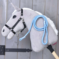 Hobby Horse LarDen Hobby Horse - corda a righe Heaven con Hobby Horse in peluche grigio, criniera bianca, briglia nera, guinzaglio blu e bianco e base con bastone, mostrato davanti a una parete in legno chiaro, perfetto per il gioco di conduzione o alla corda.