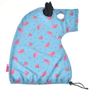 Tuta protettiva Hobby Horse Melon (Lycra) di Hobby Horse LarDen con stampa di fette di anguria su azzurro chiaro, cappuccio, foro per guinzaglio, orlo con coulisse nera, etichetta laterale rosa, lavabile e mostrata stesa su sfondo bianco.