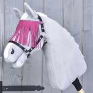 Hobby Horse LarDen in peluche che indossa la Cavezza nera con frange rosa, su sfondo di legno grigio, con mantello bianco e frontalino con eleganti frange rosa.
