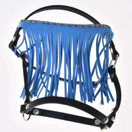 Hobby Horse LarDen Cavezza nera con frange blu, accessorio in pelle per Hobby Horse, con fascia multicolore lungo la parte superiore, esposto su sfondo bianco.