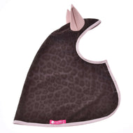 Impermeabile Milly di Hobby Horse LarDen, mantellina per animali domestici marrone scuro con stampa leopardata, finitura rosa chiaro e due forme appuntite simili a orecchie, progettata per ogni condizione atmosferica. Esposta distesa su sfondo bianco.