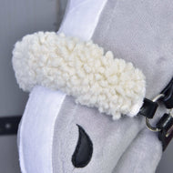 Primo piano del Set Harmony Elsa di Hobby Horse LarDen, con nasello bianco riccio in peluche, briglia nera in similpelle e narice nera cucita su morbido tessuto grigio e bianco.