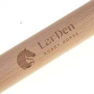 Primo piano del Bastone Inferiore Esteso di Hobby Horse LarDen, inciso con un logo a testa di cavallo e le parole Hobby Horse LarDen.
