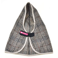 Coperta da scuderia Fine Check di Hobby Horse LarDen, cappottino per animali grigio a quadri con bordo beige, mostrato disteso su sfondo bianco. Ispirato alle coperte per Hobby Horse, presenta una chiusura in Velcro e un'etichetta rosa del marchio Lai Pet.