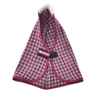 Coperta da Scuderia Magia Invernale di Hobby Horse LarDen con tessuto PES pied-de-poule rosa e nero, finitura bordeaux, colletto bianco soffice, chiusura con cinghia nera e etichetta rosa Loff Petit, ideale per aggiungere uno stile chic al tuo Hobby Horse.