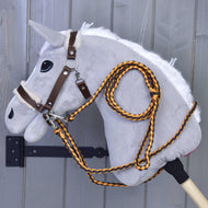 Il Set Perfect Combination Brown di Hobby Horse LarDen è un affascinante Hobby Horse marrone con criniera morbida, briglia e comoda cavezza imbottita in pelliccia su un bastone di legno, un'aggiunta adorabile alla tua collezione di accessori per Hobby Horse.