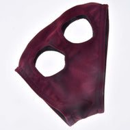 Maschera da cavallo senza orecchie Velvet di Hobby Horse LarDen, maschera in velluto bordeaux con due grandi fori per gli occhi, mostrata su sfondo bianco.