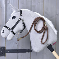 Hobby Horse LarDen Hobby Horse - corda a righe Vivaldi appeso a un supporto da parete in legno su sfondo in legno grigio.