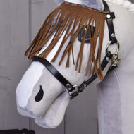 Primo piano di un cavallo giocattolo in peluche grigio e bianco che indossa la Cavezza nera con frange marroni di Hobby Horse LarDen, su sfondo in legno.