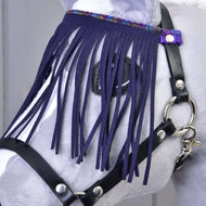 Primo piano di una testa di Hobby Horse grigia che indossa la Cavezza nera con frange lilla di Hobby Horse LarDen, con redini nere e frange viola decorative che coprono gli occhi.