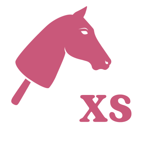 Illustrazione rosa di una testa di cavallo su bastone accanto alle lettere rosa in grassetto XS su sfondo chiaro.