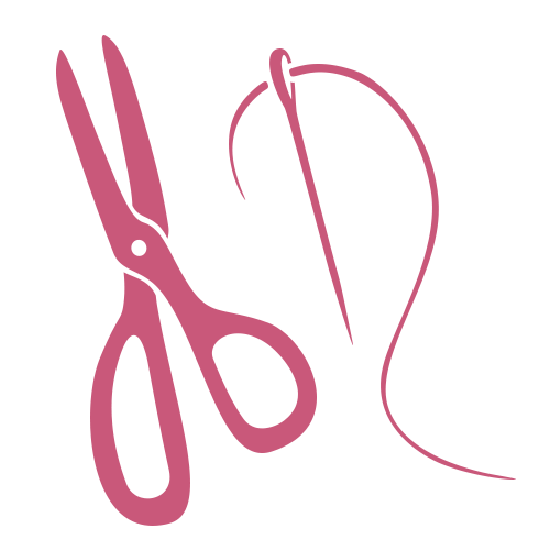 Silhouette rosa di un paio di forbici aperte accanto a un ago da cucito infilato con filo rosa, su sfondo grigio chiaro.