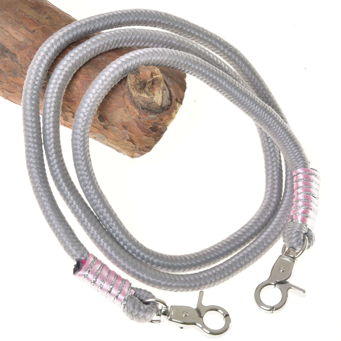Redini Tizian di Hobby Horse LarDen in polipropilene grigio intrecciato, con moschettoni argentati e avvolgimenti rosa e argento a ciascuna estremità, mostrate su legno su sfondo bianco, ideali come eleganti redini artigianali o per Hobby Horse.