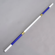 Jump pole blue-gold di Hobby Horse LarDen, palo leggero in PVC rivestito da 32 mm con estremità blu, sezioni centrali bianche e due anelli dorati. Presenta segmenti alternati bianchi, blu e dorati ed è mostrato in diagonale su sfondo grigio chiaro.
