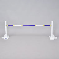 Jump 50 cm / 20 inch di Hobby Horse LarDen, ostacolo regolabile bianco con barra blu, gialla e bianca, ideale per Hobby Horsing al chiuso o all'aperto, mostrato su sfondo grigio uniforme.