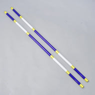 Aste da salto blu-bianco, 2 pz, di Hobby Horse LarDen, due aste leggere in PVC rivestito da 32 mm di diametro, disposte parallelamente su una superficie grigio chiaro.