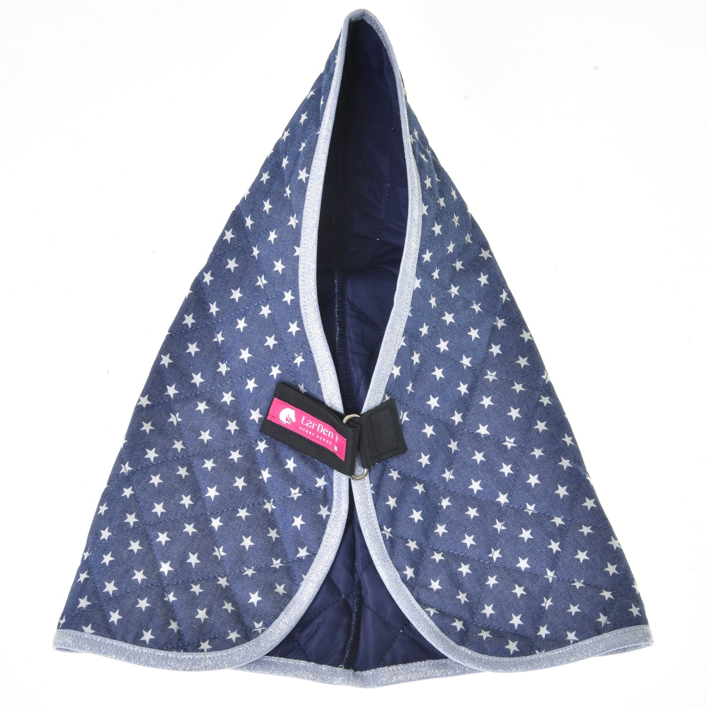 Coperta da scuderia Star di Hobby Horse LarDen, cappottino blu per animali con motivo a stelle e finitura grigio chiaro che richiama una coperta da cavallo, disteso aperto su sfondo bianco. Vicino al centro sono visibili un'etichetta rosa e una fibbia nera.