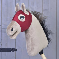 Una maschera per cavallo in velluto senza orecchie di Hobby Horse LarDen è montata su un bastone di legno davanti a pannelli di legno grigio, unendo fascino classico e design pratico in un delizioso giocattolo lavabile che offre ore di gioco fantasioso e facile cura