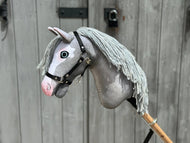 Hobby Horse Midnight Blue con capezza nera - taglia S di Hobby Horse LarDen con design fatto a mano, testa in tessuto blu, capezza nera e montato su un bastone di legno.