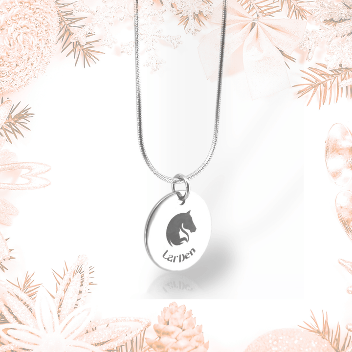 Collana con ciondolo LarDen in acciaio inox chirurgico: disco rotondo con logo a testa di cavallo su catena a serpente