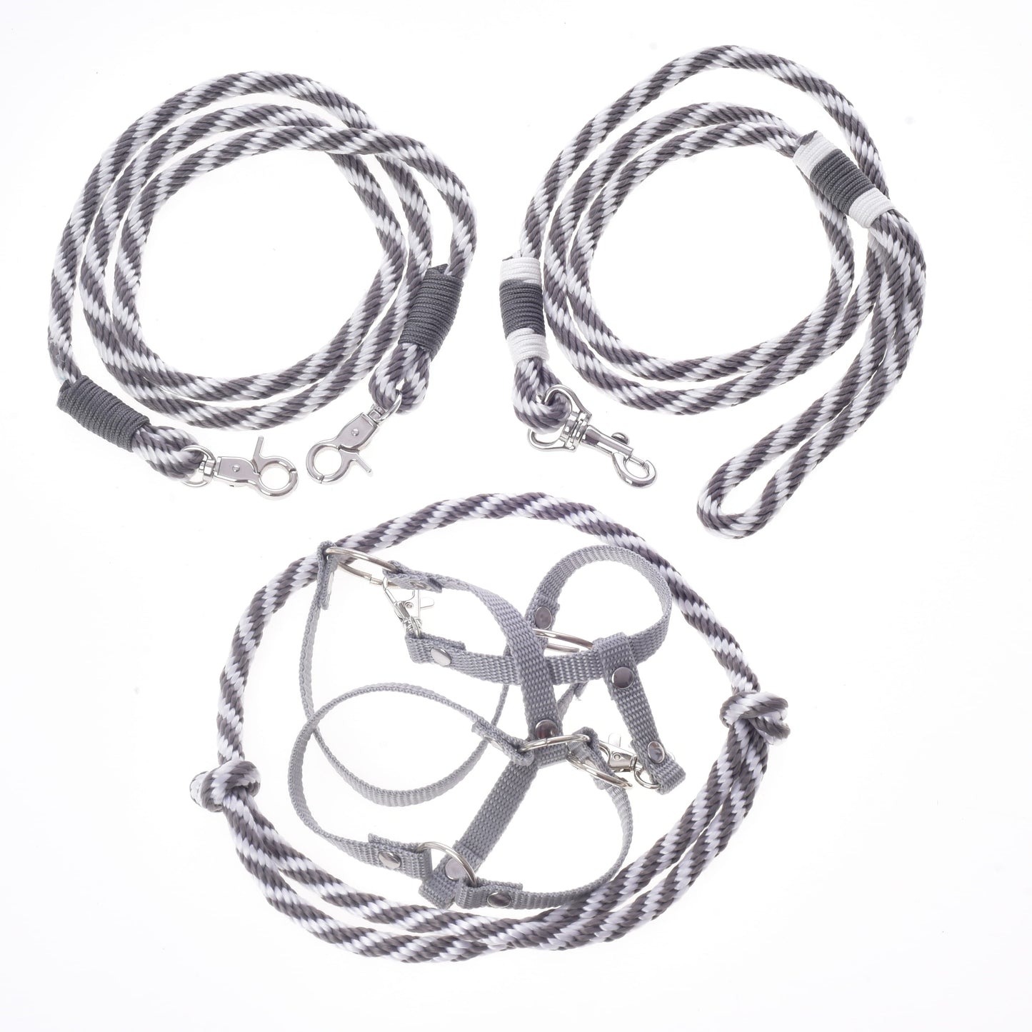 Set Start Argento (cavezza + redini a collare + lunghina + redini) di Hobby Horse LarDen, con tre accessori grigi e bianchi a righe, tra cui cavezza, cordeo, lunghina e redini, disposti su sfondo bianco. Ideale come set coordinato di finimenti e lunghine o redini per i tuoi accessori per Hobby Horse preferiti.