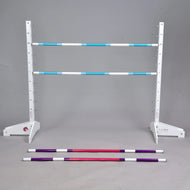 Salto 120 cm / 47 inch con aste extra di Hobby Horse LarDen con supporto bianco regolabile che sostiene due aste blu e bianche a righe, più aste rosse e viola su pavimento grigio. Perfetto per Hobby Horsing, con sfondo grigio uniforme.