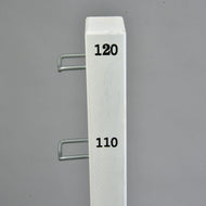 Salto 120 cm / 47 inch con aste extra di Hobby Horse LarDen, montante verticale bianco con numeri neri 110 e 120 e due ganci in metallo sul lato sinistro, ideale per Hobby Horsing regolabile al chiuso o all'aperto, mostrato su sfondo grigio uniforme.