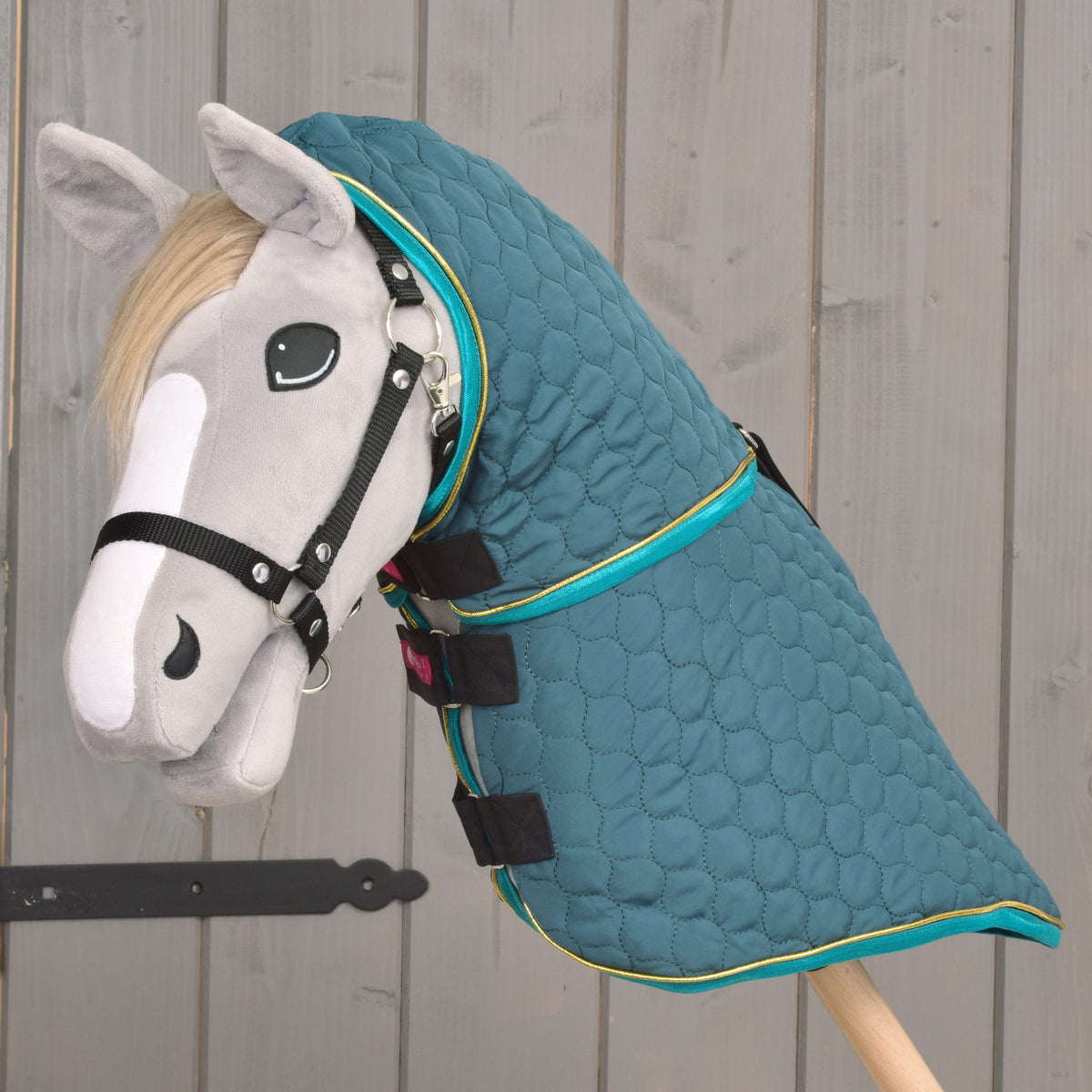 Coperta Hobby Horse verde trapuntata con copricollo rimovibile indossata da un Hobby Horse grigio