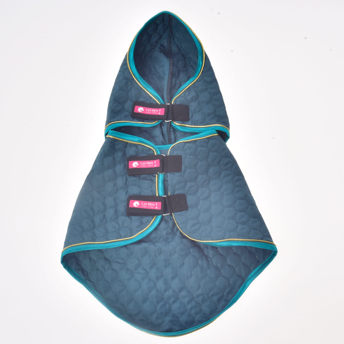Coperta Hobby Horse verde trapuntata distesa per mostrare il copricollo e tre cinghie di chiusura nere