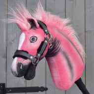 Hobby Horse LarDen Pinkie con cavezza glitterata, edizione limitata, con criniera soffice e macchia bianca sul muso, posizionato davanti a pannelli di legno grigi.