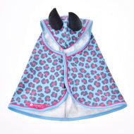 Impermeabile Leopardo Blu di Hobby Horse LarDen, mantella blu per animali con stampa leopardata rosa e blu scuro, bordo azzurro chiaro e due corna nere in tessuto sul cappuccio, ideale per avventure con ogni tempo.