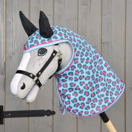 Hobby Horse LarDen Impermeabile Leopardo Blu con Hobby Horse in peluche dal muso bianco, briglia nera e orecchie nere, e cappuccio impermeabile blu, rosa e grigio a macchie, il tutto su sfondo di legno grigio.