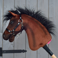 Hobby Horse Roger di profilo, Hannover di peluche marrone con criniera nera e cavezza