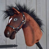 Hobby Horse Roger di LarDen, Hannover di peluche marrone con criniera nera e cavezza nera