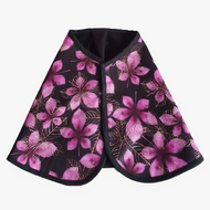 Coperta Castano Viola di Hobby Horse LarDen, coperta da cavallo in softshell nero con vistosi motivi floreali rosa e viola e accenti dorati, con grandi foglie e fiori, mostrata distesa su uno sfondo bianco.