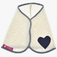 Coperta cubo blu di Hobby Horse LarDen, piccolo mantello testurizzato blu con bordo a quadretti neri, toppa nera a forma di cuore su un angolo ed etichetta rosa, pensato per evocare il comfort di una calda coperta da cavallo.