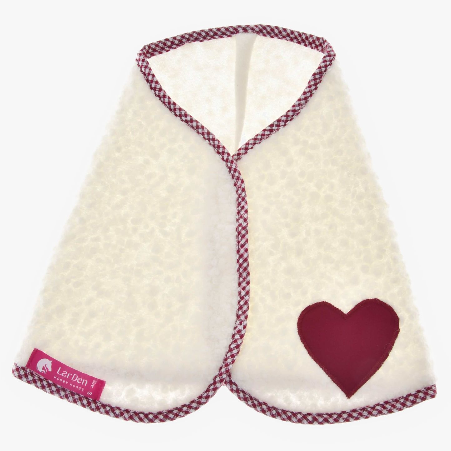 Coperta cubo rosso di Hobby Horse LarDen, mantello bianco testurizzato con bordo a quadretti rossi, toppa a cuore bordeaux ed etichetta rosa LarDen, perfetto come graziosa coperta per Hobby Horse.