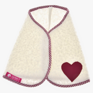 Coperta cubo rosso di Hobby Horse LarDen, mantello bianco testurizzato con bordo a quadretti rossi, toppa a cuore bordeaux ed etichetta rosa LarDen, perfetto come graziosa coperta per Hobby Horse.