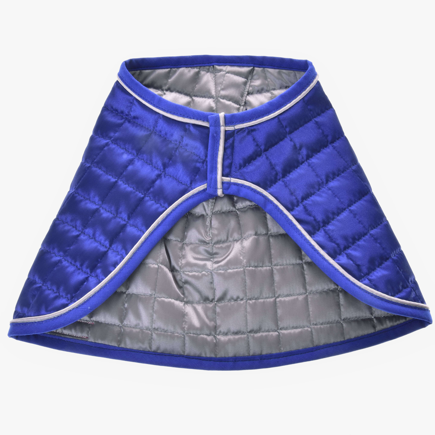 Coperta DeLuxe Blu doppia faccia di Hobby Horse LarDen con strato esterno blu, fodera interna argentata trapuntata a rombi e profilo bianco, che offre protezione extra. Mostrata distesa su sfondo bianco.