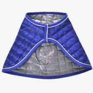 Coperta DeLuxe Blu doppia faccia di Hobby Horse LarDen con strato esterno blu, fodera interna argentata trapuntata a rombi e profilo bianco, che offre protezione extra. Mostrata distesa su sfondo bianco.