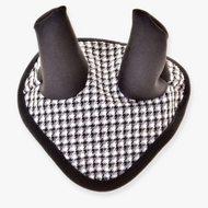 Cuffia inglese nera a quadri Hobby Horse LarDen con motivo a quadri bianco e nero, due estensioni dritte e base triangolare arrotondata, per un'elegante protezione dagli insetti per il tuo cavallo.