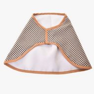 Coperta inglese marrone a quadri doppia faccia di Hobby Horse LarDen, piccolo mantello triangolare con motivo geometrico marrone, nero e bianco, bordo marrone chiaro, chiusura frontale e fodera interna bianca.
