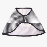 Coperta inglese nera a quadri doppia faccia di Hobby Horse LarDen, mantello con motivo a quadri bianco e nero, bordo nero, parte anteriore aperta e fodera bianca, disteso su sfondo bianco e che ricorda una coperta per Hobby Horse.